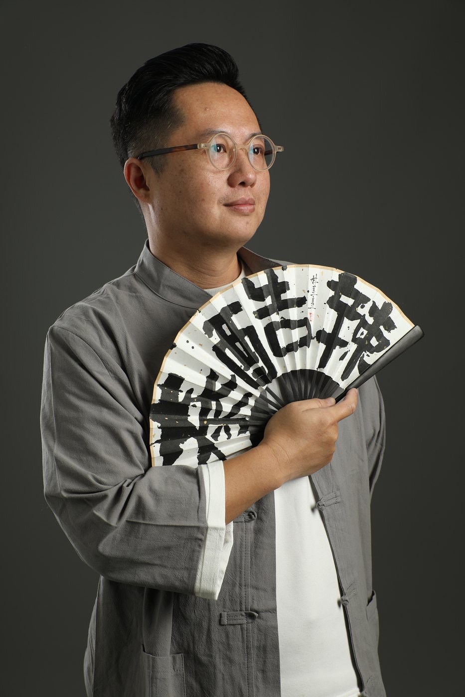 林运焘手持能量书法作品的个人形象照